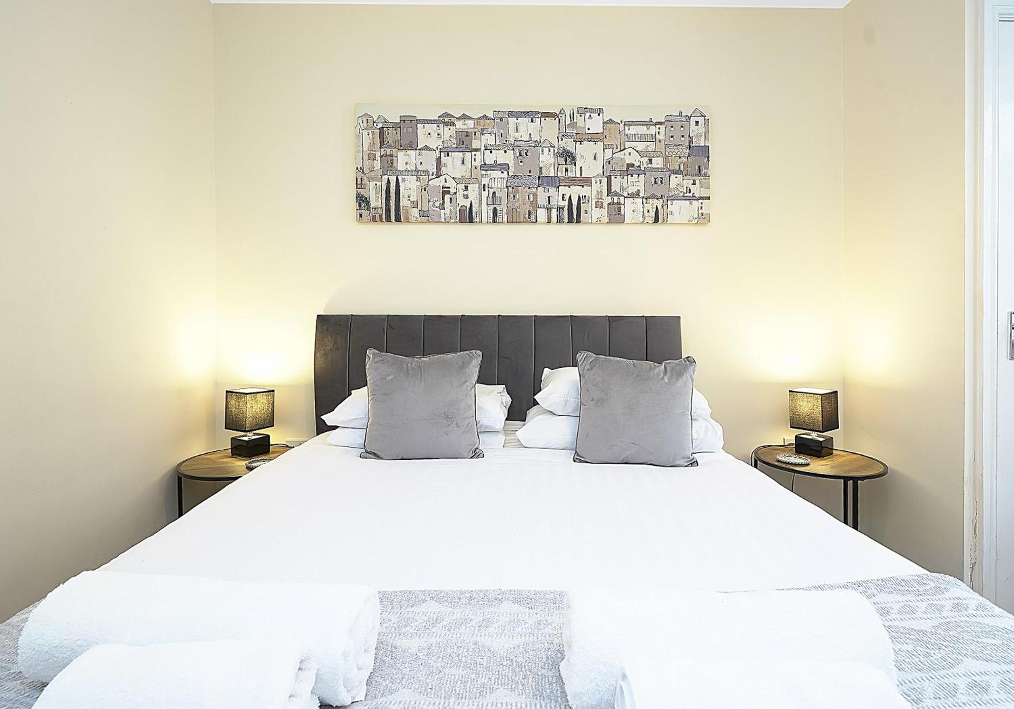 The Lochend Two Bedroom Apartment *