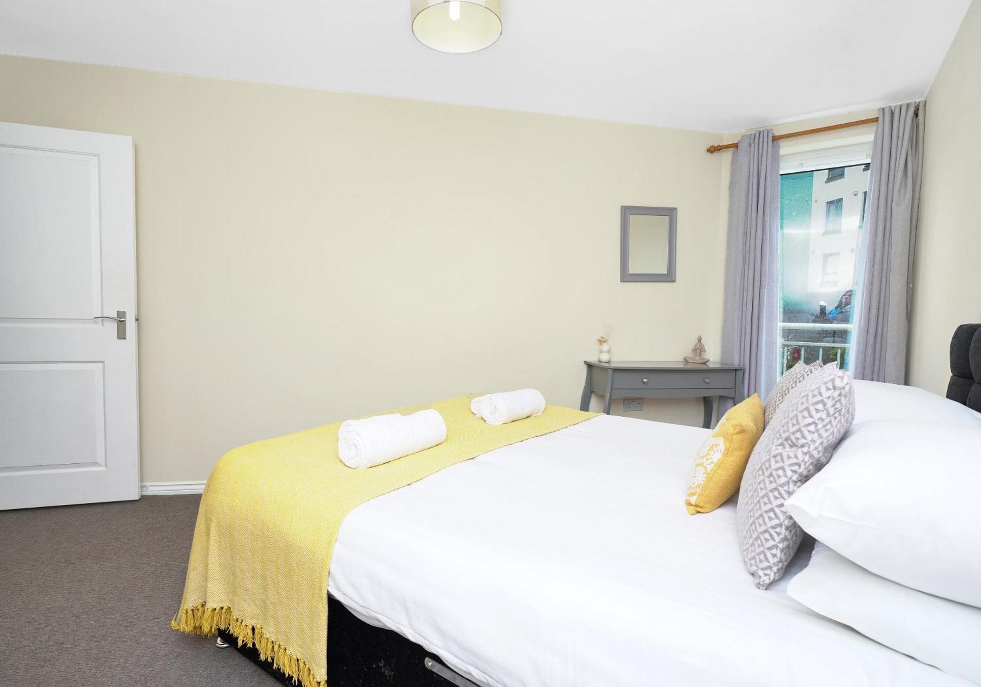 The Lochend Two Bedroom Apartment *